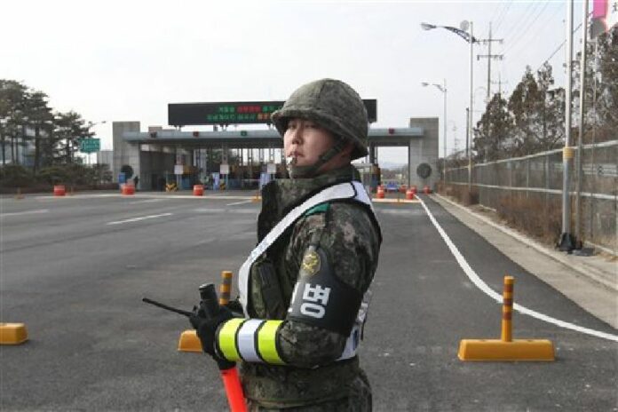 A South Korea Army soldier stands guard at the customs, immigration and quarantine office near the border village of Panmunjom, in Paju, South Korea, Thursday, Feb. 11, 2016. Photo: Ahn Young-joon / Associated Press