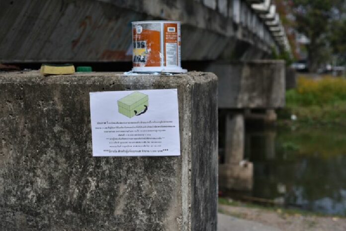A leaflet issued by Bang Chan police Thursday offers a 5,000 baht reward for anyone with information leading to recovery of a box containing knives allegedly used in a murder.