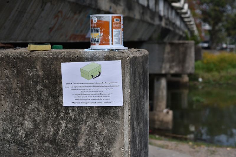 A leaflet issued by Bang Chan police Thursday offers a 5,000 baht reward for anyone with information leading to recovery of a box containing knives allegedly used in a murder.