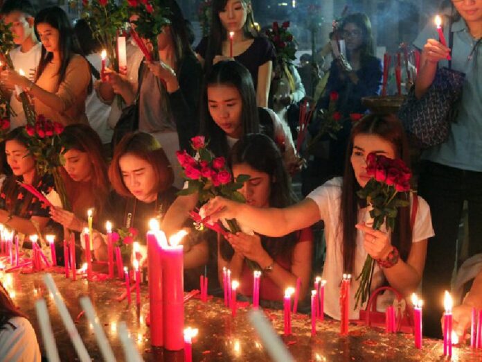 Hundreds gather to pray for love at 9:30pm on Thursday at the Trimurti Shrine beside CentralWorld in Bangkok.