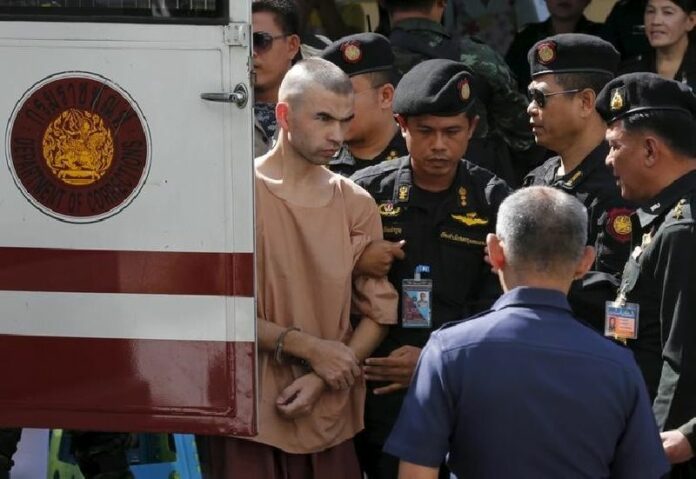 A suspect of the Aug. 17 blast, who has been referred to as Bilal Mohammed, also known as Adem Karadag, is escorted by soldiers and prison officers as he arrives at the military court in Bangkok, Nov. 24, 2015. Photo: Chaiwat Subprasom / Reuters