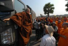 Hundreds of Monks Clash with Military West of Bangkok (Video)