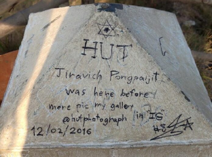 Photo of the vandalized border stone posted to Pantip webboard by user ‘morfun klangna’ / Pantip