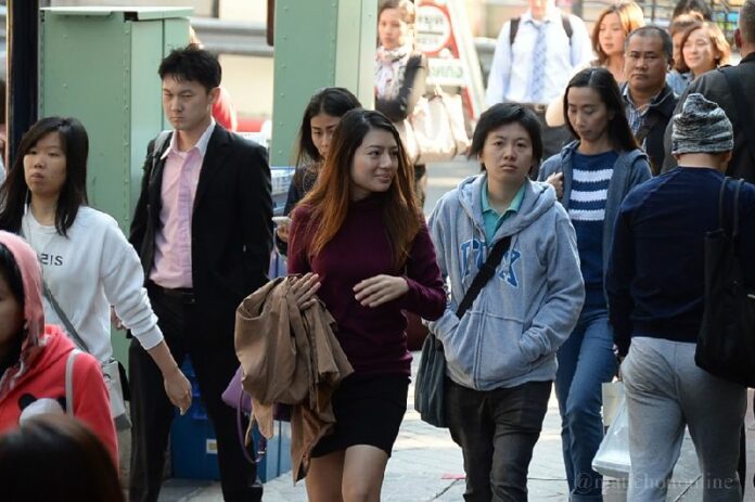 Winter fashion displayed Jan. 26 on Silom Road in Bangkok during the previous cold spell. Photo: Matichon
