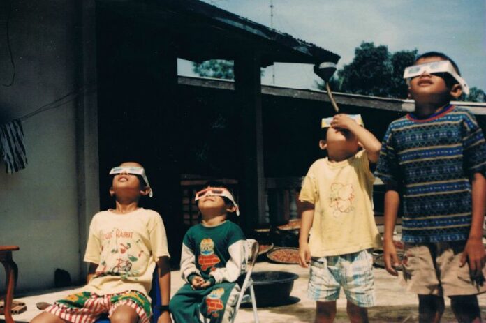 Children watch a total eclipse in 1995 in Korat. Photo: Thanom Rerisranoi / Facebook