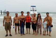 Chinese Asylum Seekers Detained After Boat Founders in Storm