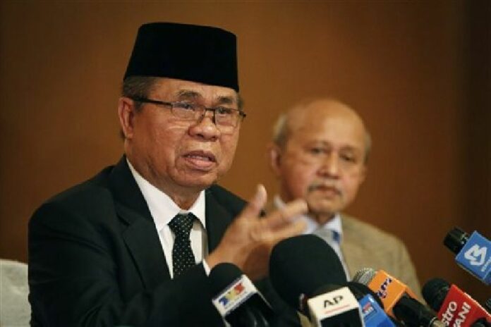 Murad Ebrahim, left, chairman of the Moro Islamic Liberation Front (MILF), a Philippine Muslim rebel group, speaks at a press conference in Kuala Lumpur, Malaysia, Monday, March 7, 2016. Photo: Joshua Paul / Associated Press