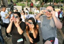 Solar Eclipse Reminds Bangkok There is a Sky (Photos)
