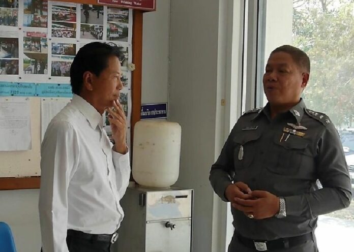 Former Ratchaburi MP Tawee Kraikupt speaks to police and reporters Tuesday at the Suang Pueng Police Station.