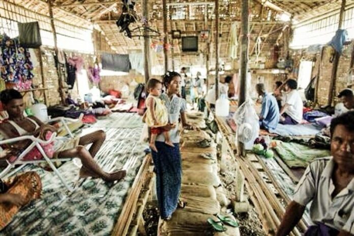 HIV-positive patients pass the time at the HIV/AIDS hospice in the suburbs of Yangon. Photo: Damir Sagolj / Reuters