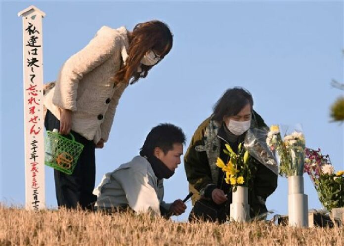People offer incense sticks to mourn the victims of the deadly March 11, 2011 earthquake and tsunami, in Natori, Miyagi prefecture, northeastern Japan early Friday, March 11, 2016. Photo: Jun Hirata / Kyodo News / Associated Press