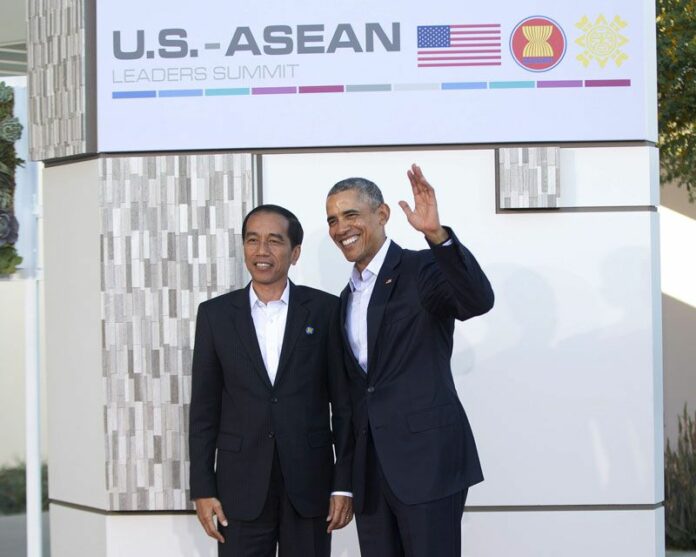 President Barack Obama, right, stands with Indonesian President Joko Widodo at a meeting of ASEAN on Feb. 15 in California. Photo: Pablo Martinez Monsivais / Associated Press