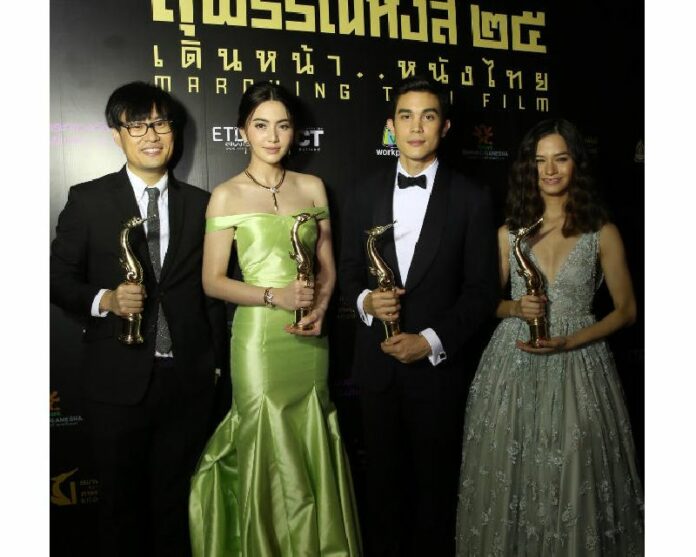 'Freelance' Director Nawapol Thamrongrattanarit and cast members Davika Hoorne, Sunny Suwanmethanon and Violette Wautier pose with their Golden Swan awards Sunday night in Bangkok.