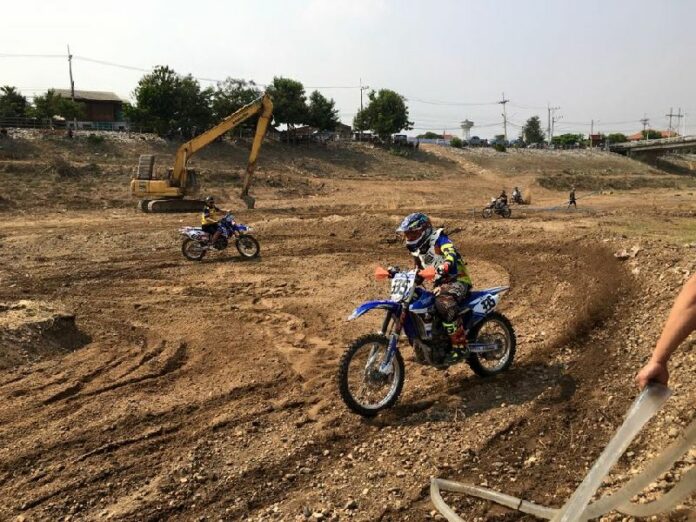 Dirtbikers practice Sunday on a dry stretch of the Ping River in Chiang Mai province. Photo: Pakon Gunman / Facebook