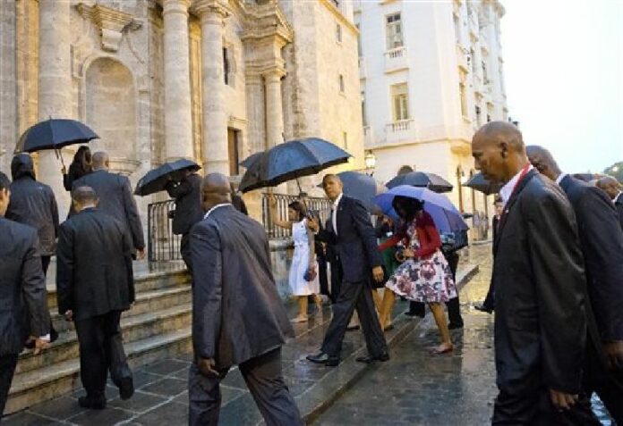 President Barack Obama, center, and first lady Michelle Obama, visit la Catedral de La Habana in Havana, Cuba, Sunday, March 20, 2016. Photo: Pablo Martinez Monsivais / Associated Press