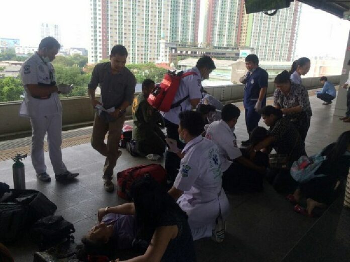 Airport Rail Link passengers are treated Monday morning in Bangkok. Photo: Ruamkatanyu Foundation