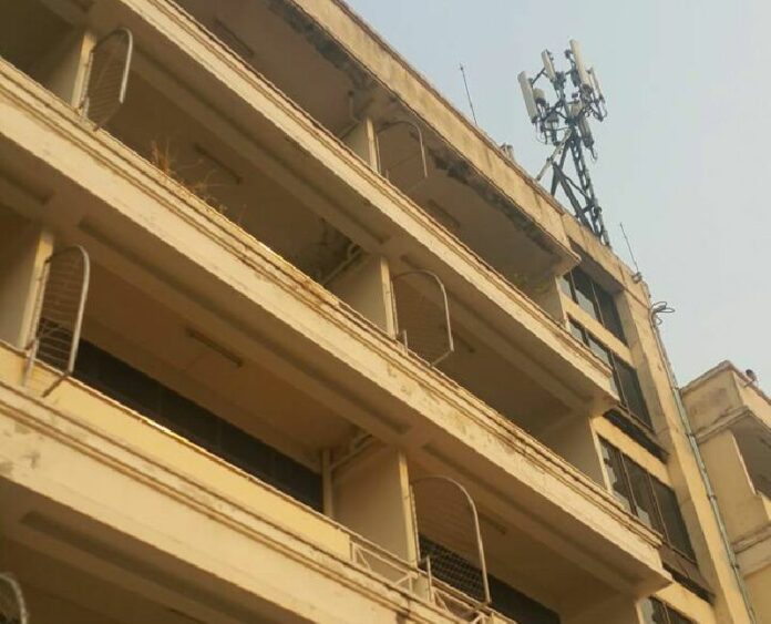 A 27-year-old U.S. man’s body was found Monday morning below a balcony of the Udon Mansion in Udon Thani city.