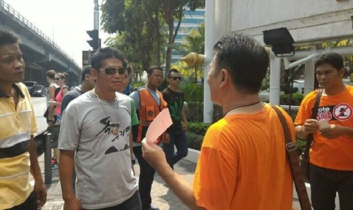 Political activist Anurak Jeantawanich, third from left, being confronted men he described as hostile on Sunday while he was holding a small rally against the draft constitution outside the Dusit Thani Hotel in Bangkok. Photo: Courtesy Anurak Jeantawanich