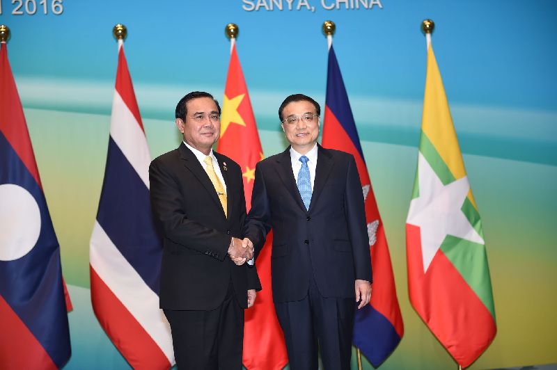Junta chairman Prayuth Chan-ocha, left, shakes hands with Chinese Premier Li Keqiang, Wednesday, March 23, 2016, at the inaugural Lancang-Mekong Cooperation meeting in Sanya, China.