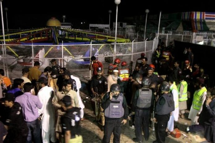 Pakistani police officers and rescue workers gather at the site of bomb explosion in a park in Lahore, Pakistan, Sunday, March, 27, 2016. Photo: K.M. Chuadary / Associated Press