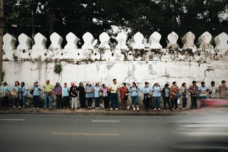 Members of the Pom Mahakan community and their supporters lock arms together Sunday in a symbolic show of opposition to eviction by the city. Photo: Matichon