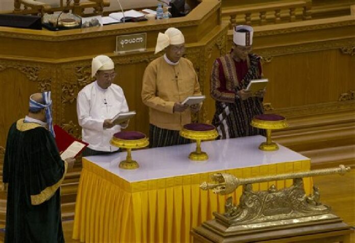 Htin Kyaw, second right, takes oaths as Myanmar's new president during a sworn-in ceremony in Myanmar's parliament in Naypyitaw, Myanmar, Wednesday, March 30, 2016. Photo: Gemunu Amarasinghe / Associated Press
