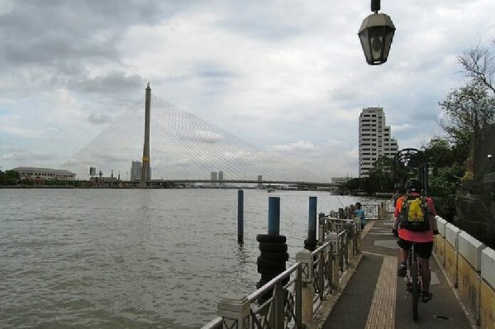 A narrow lane along Bangkok’s Chao Phraya River in a 2012 photo. Photo: David McKelvey / Flickr