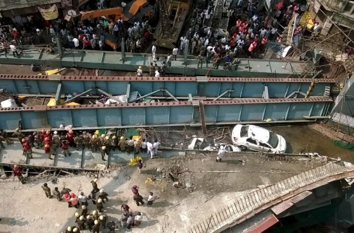 A general view of the collapsed flyover in Kolkata, India, March 31, 2016. Photo: Rupak De Chowdhuri / Reuters