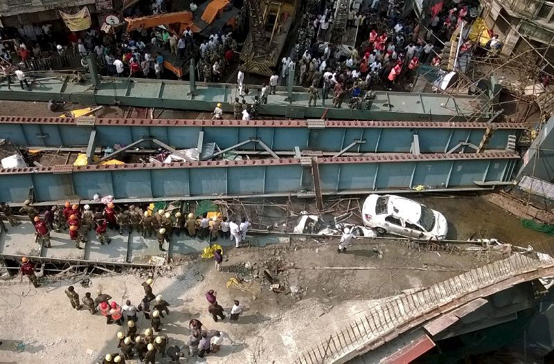 A general view of the collapsed flyover in Kolkata, India, March 31, 2016. Photo: Rupak De Chowdhuri / Reuters