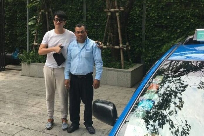 Hong Kong traveler Xuepeng Huang poses with taxi driver Wattana Pornkhongkaew on Thursday at the Bangkok hotel where he returned his cash worth over 90,000 baht.