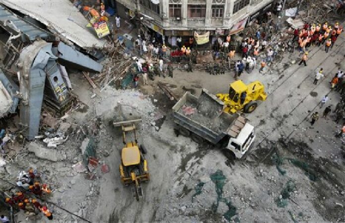 General view shows a partially collapsed overpass in Kolkata, India, Friday, April 1, 2016. Photo: Bikas Das / Associated Press