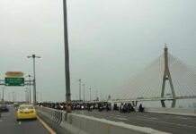 Hundreds of Motorcycles Briefly Block Bridge