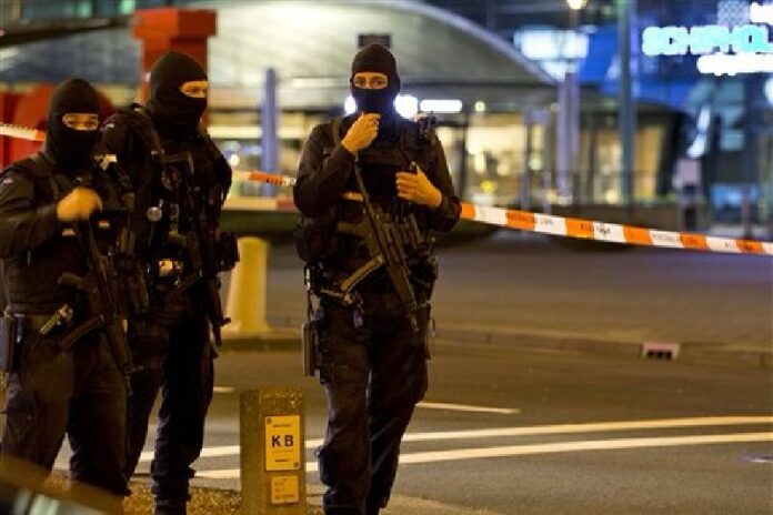 Hooded military police officers guard a part of Schiphol Aiport in Amsterdam, Netherlands, Wednesday, April 13, 2016. Photo: Peter Dejong / Associated Press