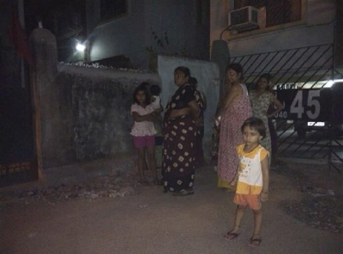 Residents who rushed outdoors following tremors stand on a road outside their houses in Kolkata, India, Wednesday, April 13, 2016. Photo: Bikas Das / Associated Press