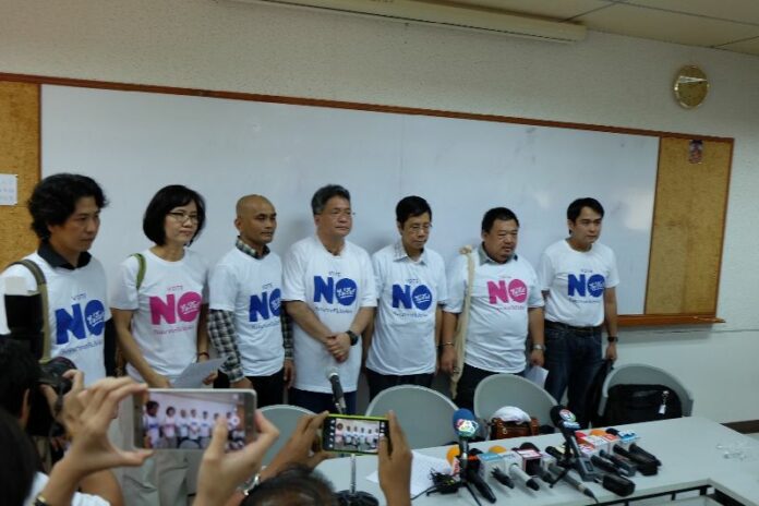 Puangthong, second from left join other academics at a press conference at Thammasat on Sunday to announce their opposition to the charter draft. Photo: Matichon