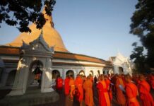 500 Monks Gather to Censure Buddha Isara
