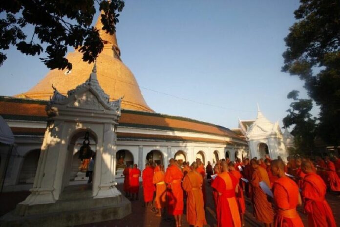 Around 500 monks gather at Phra Pathommachedi in Nakhon Pathom Saturday morning for a ceremony to sanction the activist monk Buddha Isara. Photo: Matichon