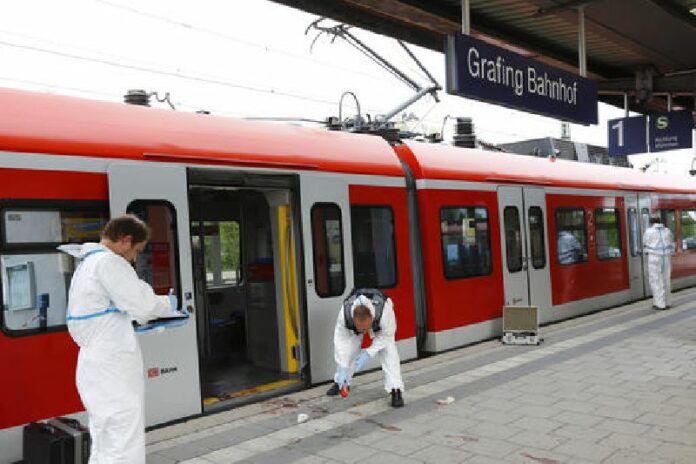 Police investigate the scene of a stabbing at a station in Grafing near Munich, Germany, Tuesday, May 10, 2016. Photo: Matthias Schrader / Associated Press