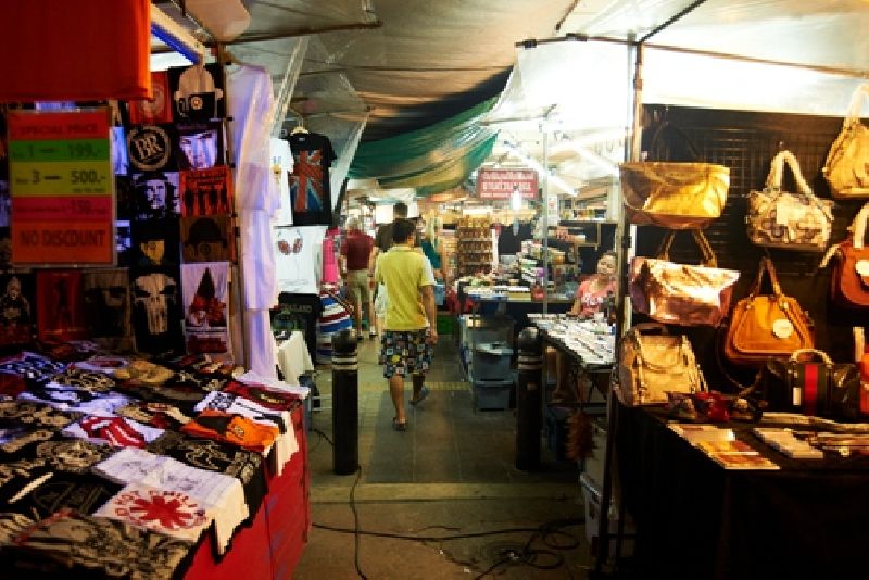 Street stalls at Silom night market. Photo: Tourism Authority of Thailand