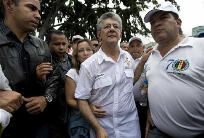 Henry Ramos Allup, president of the National Assembly, center, takes part in an opposition march in Caracas, Venezuela, Saturday, May 14, 2016. Photo: Ariana Cubillos / Associated Press