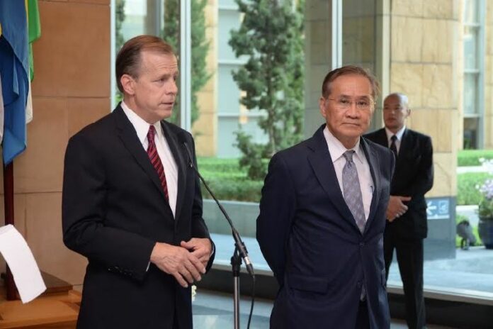 U.S. Ambassador Glyn Davies speaks Thursday at a joint news conference with Foreign Minister Don Pramudwinai. Photo: Matichon