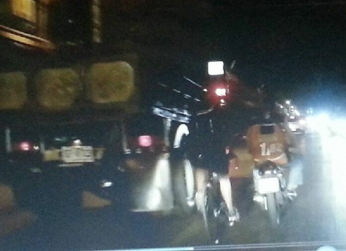 Footage from a car dashboard camera shows the moment Prapot Kaewpila fell to the ground and was hit by a truck Tuesday night in Nonthaburi.