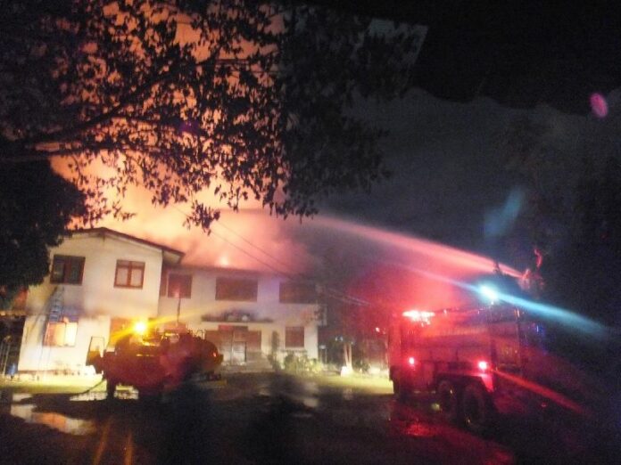 Fire fighters take one hour to control the fire that broke out at a student dormitory in Chiang Rai Sunday night. Photo : Pitakkiet Witthaya School / Facebook