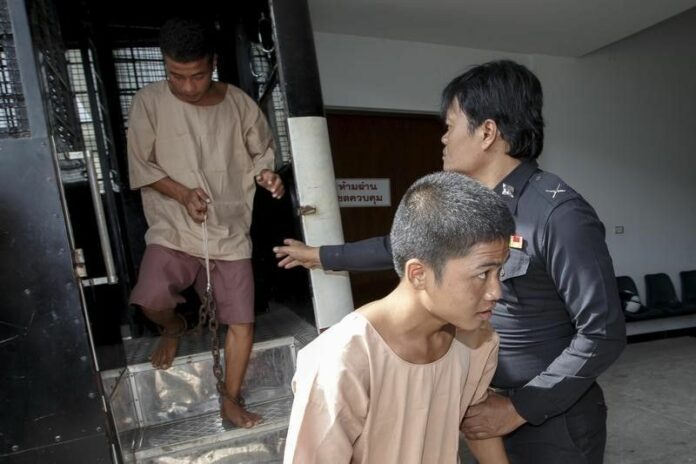 Myanmar migrant workers Zaw Lin at right and Win Zaw Htun arrive at the Koh Samui Provincial Court, in Koh Samui, Thailand, July 8, 2015. Photo: Athit Perawongmetha / Reuters