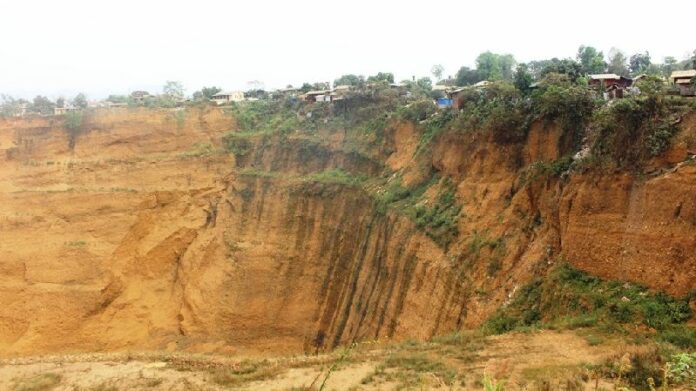 Homes of local villagers in Hpakant are seen on the edge of a mining pit in Hpakant Township, Kachin State. Photo: Htet Khaung Linn / Myanmar Now