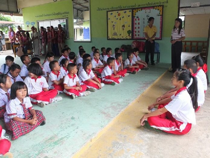 Forty-one students returned to Pitakkiet Witthaya School in Chiang Rai on Monday one week after 17 of their classmates died there in a fire.